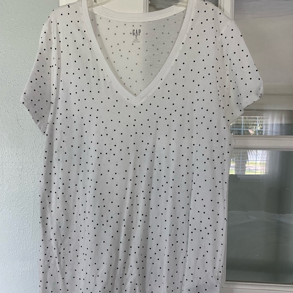 Gap Favorite T, V-neck, Size XL. White with black polka dots